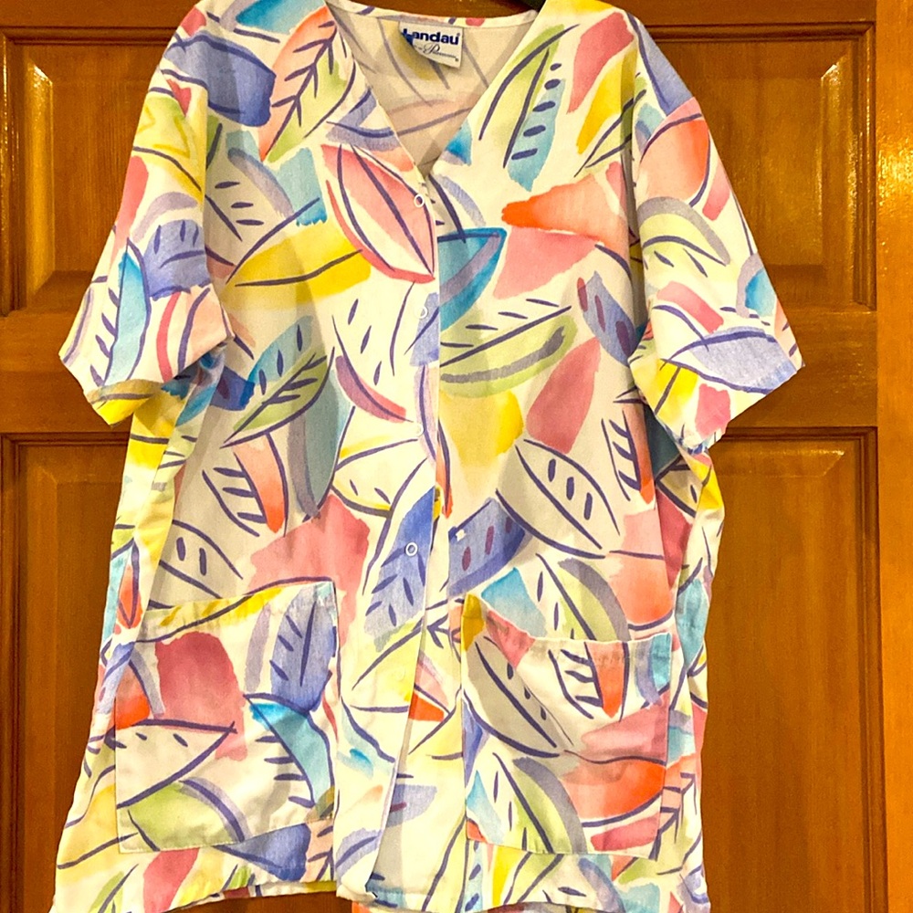 EUC! Women’s vintage Landau scrub top scrub top, size XL! Button snap, tie back.